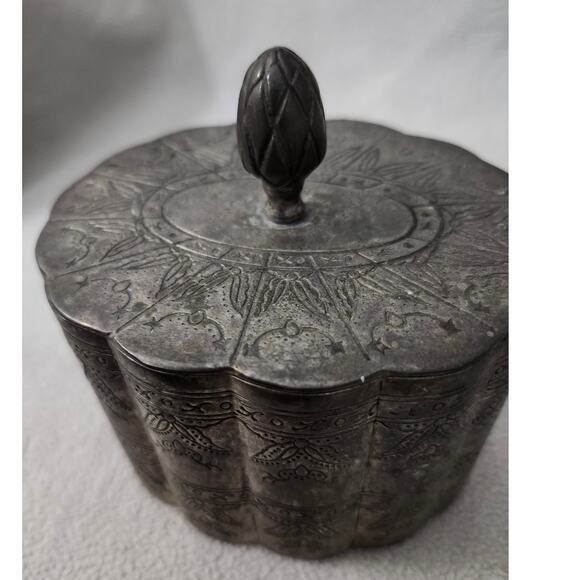 Vintage Metal Red Velvet Lined Lidded Vanity Jar Container Silver Etched - Picture 9 of 11